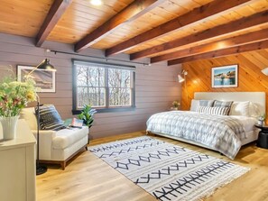 5 chambres, bureau, fer et planche à repasser, lit de bébé portatif