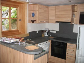 Een koelkast, een microgolfoven, een oven, een kookplaat