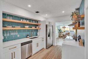 Fridge, microwave, oven, stovetop - Casa De Amigos | Private Pool | Outdoor Oasis (Fort Lauderdale)
