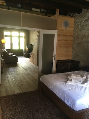 2 habitaciones, escritorio, tabla de planchar con plancha y wifi gratis