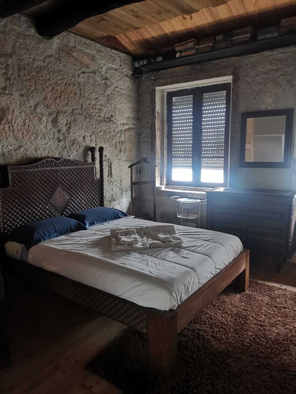 2 chambres, bureau, fer et planche à repasser, accès au Wi-Fi (inclus)