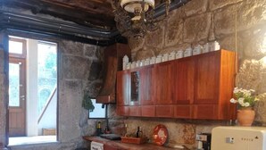 A rustic kitchen with wooden cabinets, a vintage refrigerator, and a chandelier. - Porto Old Downtown - Vérités Dame (Porto)