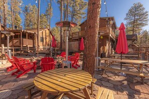 Outdoor dining - Forest Cabin 6 Enchanted Forest (Payson)