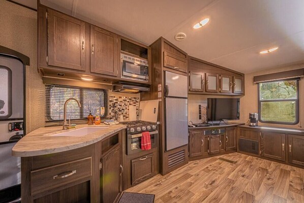 冰箱、微波炉、烤箱、炉灶