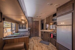 Refrigerador, microondas, horno, placa de cocina