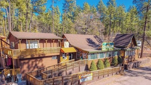 Un bâtiment en bois à deux étages, doté d’un balcon, d’une enseigne indiquant « Creekside » et d’une autre annonçant « Petit-déjeuner servi ».