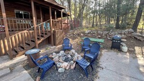 A wooden cabin with a porch and outdoor seating area. - Forest Cabin 7 Seventh Heaven (Payson)