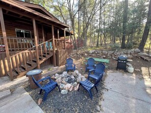 A wooden cabin with a porch and outdoor seating area. - Forest Cabin 7 Seventh Heaven (Payson)