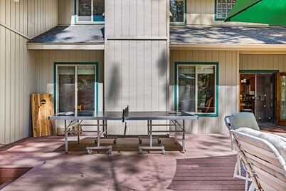 Fun Family Cabin in the Heart of the Lost Sierra w/ BBQ, Games and Tons of Space