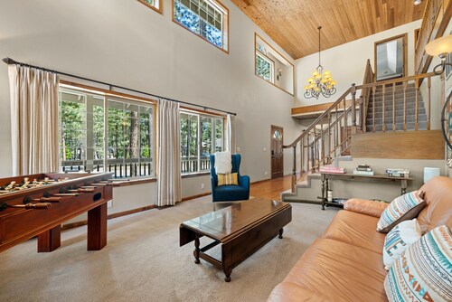 Fun Family Cabin in the Heart of the Lost Sierra w/ BBQ, Games and Tons of Space
