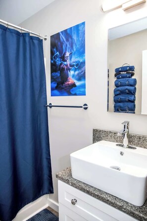 Combinazione doccia/vasca, asciugacapelli, asciugamani, sapone