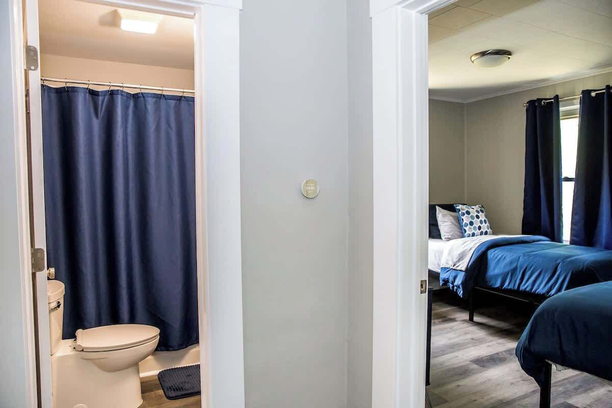 Een bad/douchecombinatie, een haardroger, handdoeken, zeep