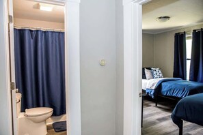 Combined shower/bathtub, hair dryer, towels, soap - "Rebel Base" in the  Heart of Fayetteville (Fayetteville)