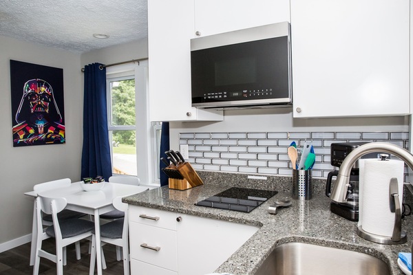 Frigorifero, microonde, piano cottura, macchina per tè/caffè