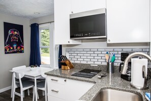 Jääkaappi, mikroaaltouuni, liesi, kahvin-/teenkeitin