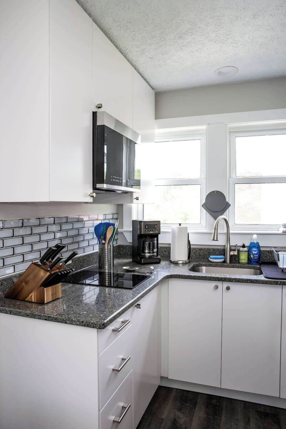 Kühlschrank, Mikrowelle, Herdplatte, Wasserkocher mit Kaffee-/Teezubehör