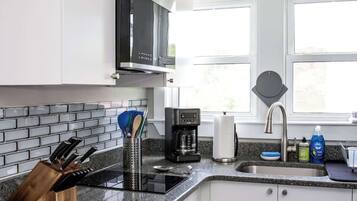 Kühlschrank, Mikrowelle, Herdplatte, Wasserkocher mit Kaffee-/Teezubehör