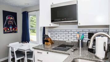 Refrigerador, microondas, parrilla de estufa y cafetera y tetera