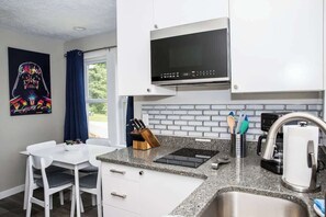 Kühlschrank, Mikrowelle, Herdplatte, Wasserkocher mit Kaffee-/Teezubehör