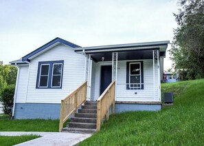 Exterior - "Rebel Base" in the  Heart of Fayetteville (Fayetteville)