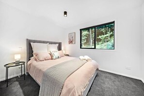 1 bedroom, iron/ironing board, free WiFi - Stylish Cosy 1 Bedroom Apartment, minutes walk to town (Queenstown)