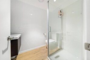 Shower - Stylish Cosy 1 Bedroom Apartment, minutes walk to town (Queenstown)