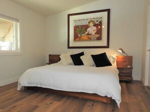 3 habitaciones, tabla de planchar con plancha y ropa de cama 