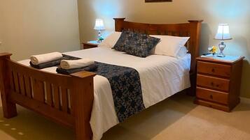 4 bedrooms, iron/ironing board, free WiFi, bed sheets