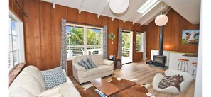 Smart TV, fireplace - Matheson Bay Treehouse (Leigh)