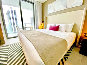 2 bedrooms, desk, iron/ironing board, travel cot - Luxury Apartment with Endless Ocean Views (Hollywood)