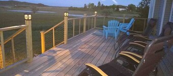 Spectacular beachfront with epic views, beautiful lit-up deck for sunset dining!