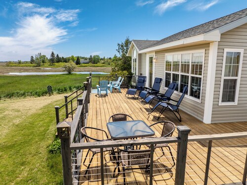Spectacular beachfront with epic views, beautiful lit-up deck for sunset dining!