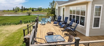 Spectacular beachfront with epic views, beautiful lit-up deck for sunset dining!