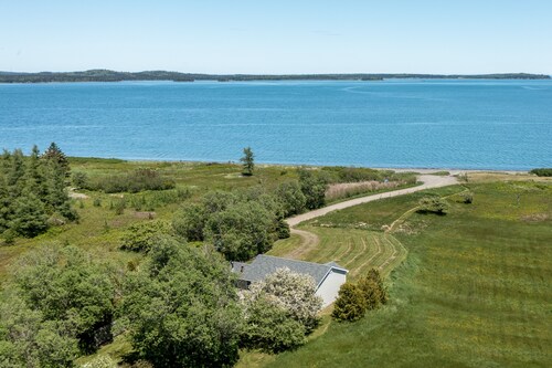 Spectacular beachfront with epic views, beautiful lit-up deck for sunset dining!