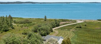 Spectacular beachfront with epic views, beautiful lit-up deck for sunset dining!