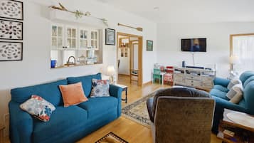 Smart TV, books, stereo