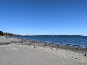 På stranden, solsenger og strandhåndklær