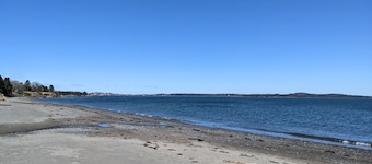 Spectacular beachfront with epic views, beautiful lit-up deck for sunset dining!
