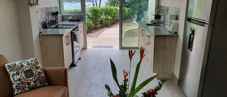 Kylskåp, mikrovågsugn, ugn och spishäll