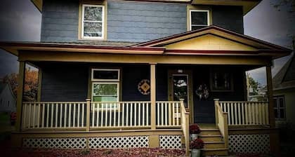 Beautiful turn of the century home in Elizabeth,Il 10 minutes from Galena
