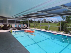 Una piscina al aire libre, una piscina climatizada