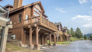 Un grande edificio in legno con numerosi balconi e una galleria coperta.