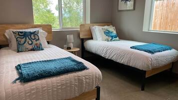 3 bedrooms, travel crib, WiFi, bed sheets