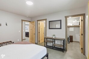 3 makuuhuonetta, vauvan matkasänky, Wi-Fi, vuodevaatteet