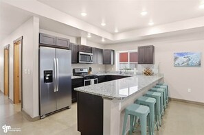 Jääkaappi, mikroaaltouuni, uuni, liesi