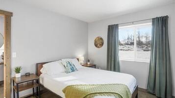 3 bedrooms, travel crib, WiFi, bed sheets