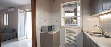 Réfrigérateur, four à micro-ondes, un four, surface de cuisson