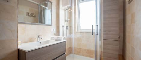 Dusche, Bidet, Handtücher, Toilettenpapier