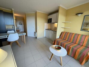 TV - Studio for 3 people in a seaside residence with a pool located in the Gulf of Saint-Tropez (GASSIN)