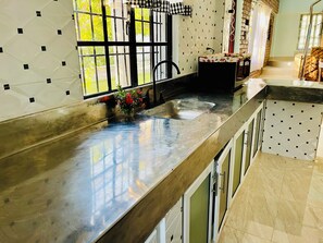 Fridge, oven, stovetop, coffee/tea maker